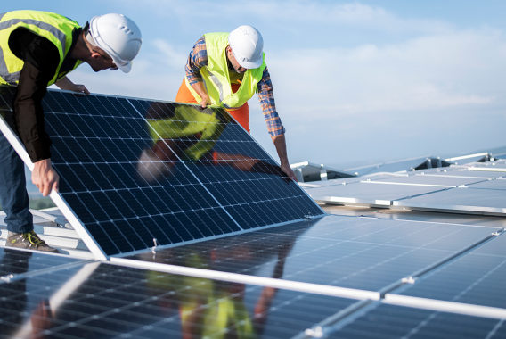 Mannen die zonnepanelen plaatsen