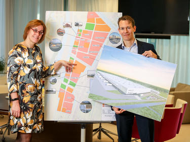 Breugelmans and Nieuwegein aldermen Ellie Eggengoor sign contract for HEMA